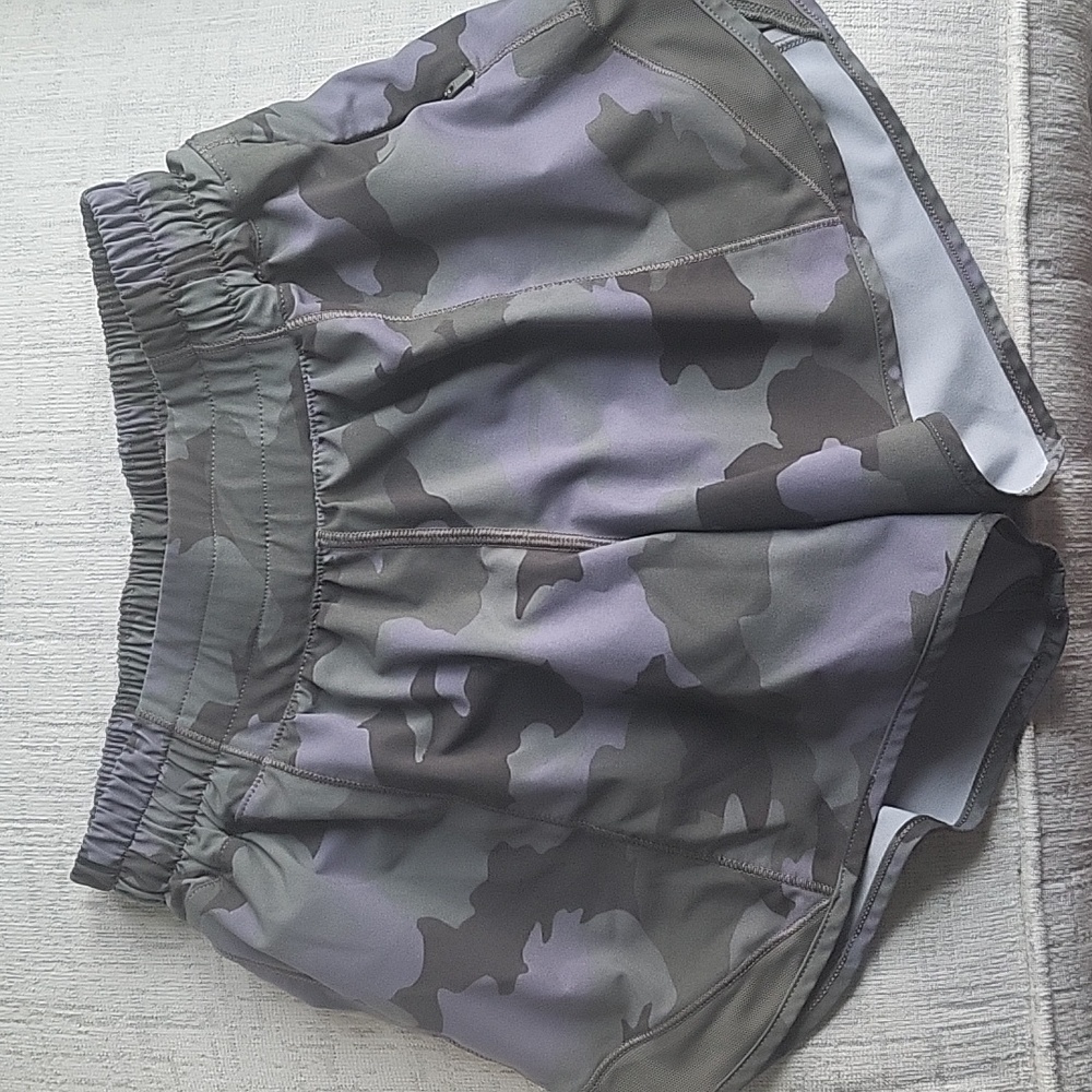 Lululemon Hotty Hot Low-Rise Lined Short 2.5"